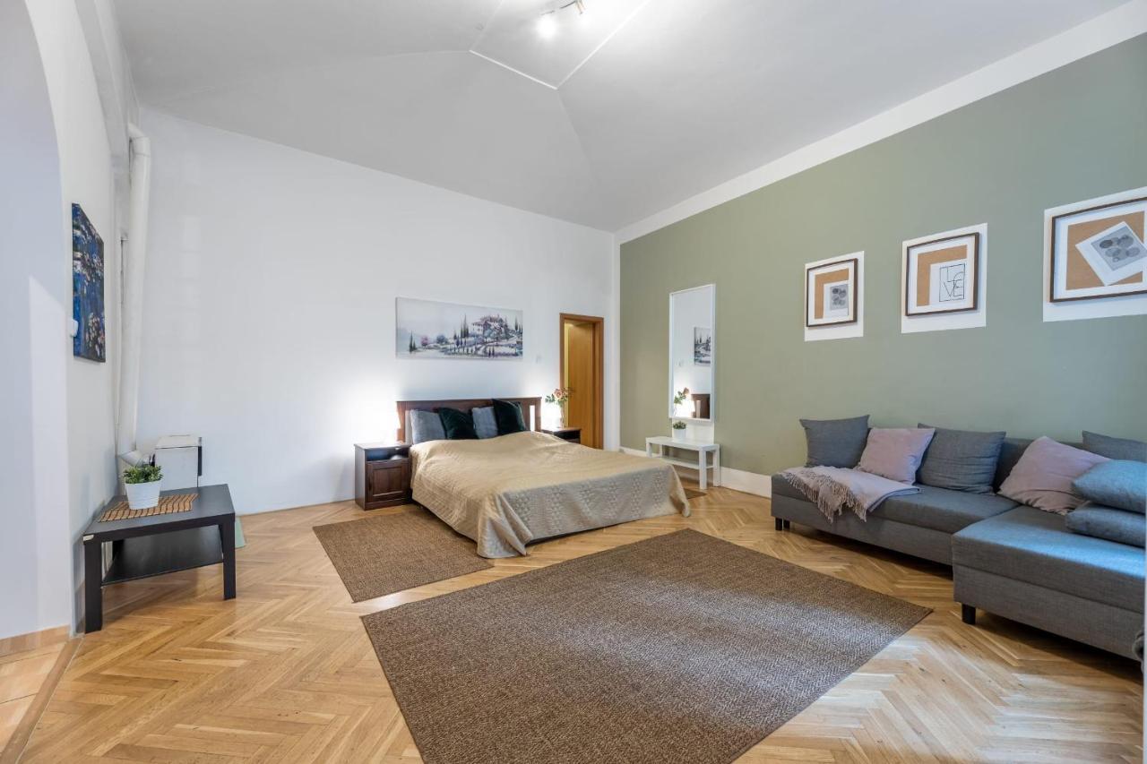 Spacious 3 Bedroom In The Heart Of Apartmán *